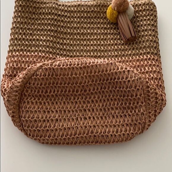 Old Navy Rattan 2-Tone Beach Bag With Tass… - Picture 3 of 8